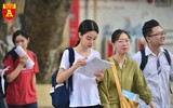 Cận cảnh các thí sinh tập trung làm bài trong phòng thi